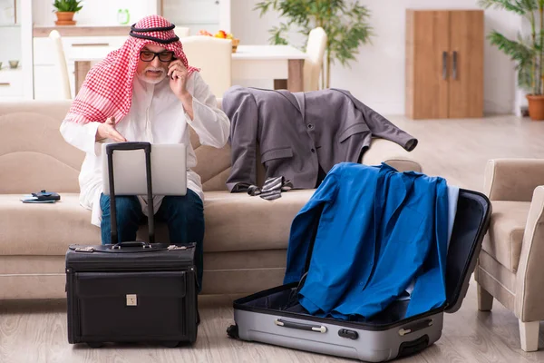 Старий арабський бізнесмен готується до відрядження — стокове фото