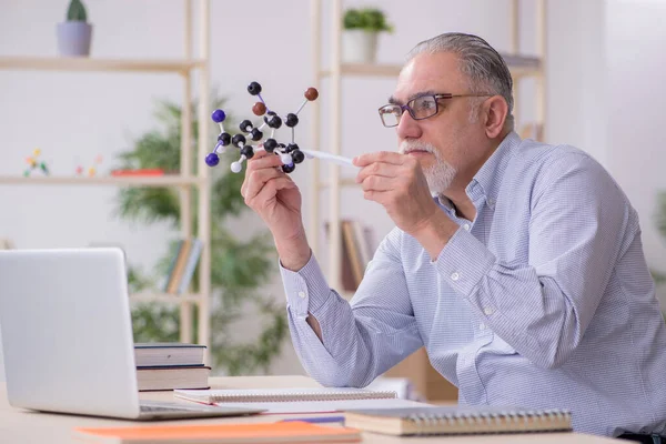 Viejo profesor en el aula — Foto de Stock