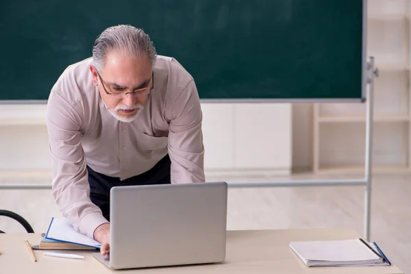 Old male teacher in the classroom — Stock Photo, Image