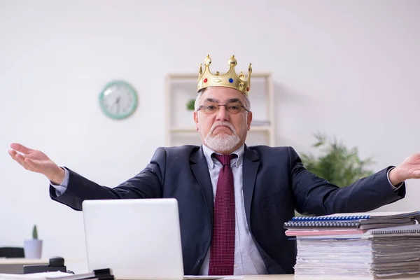 Stary król biznesmen pracownik w miejscu pracy — Zdjęcie stockowe