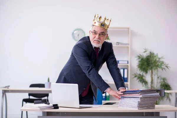 Viejo rey empresario empleado en el lugar de trabajo —  Fotos de Stock