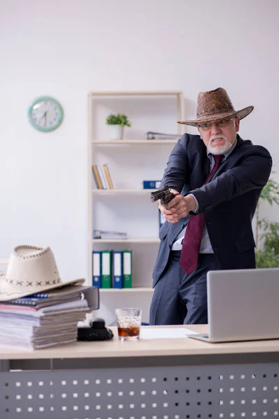 Vicces öreg főnök cowboy kalapban az irodában. — Stock Fotó