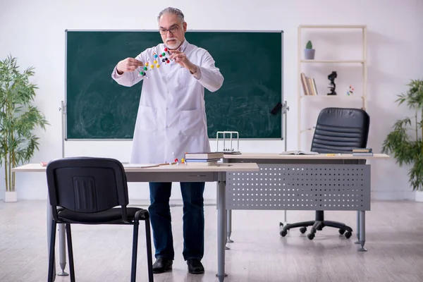 Experienced old scientist working in the lab — Stock Photo, Image