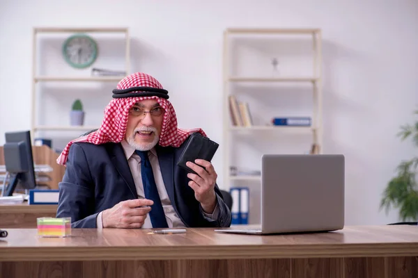 Vieil homme d'affaires arabe dans le bureau — Photo