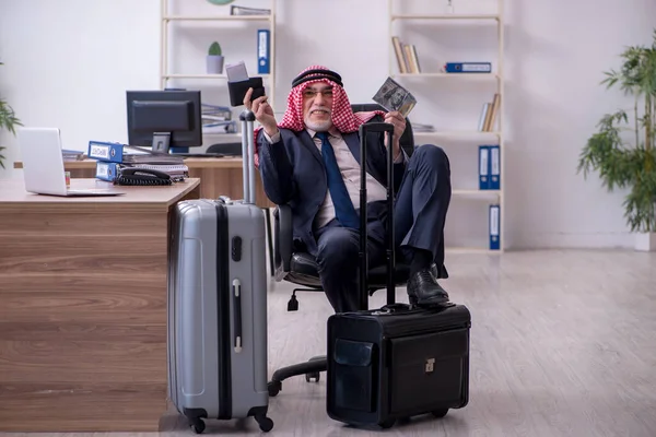 Viejo hombre de negocios árabe preparándose para un viaje de negocios —  Fotos de Stock