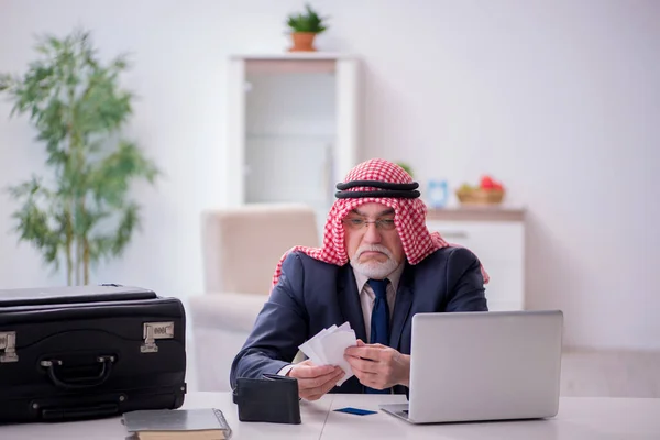 Old arab businessman preparing for business trip — Stock Photo, Image