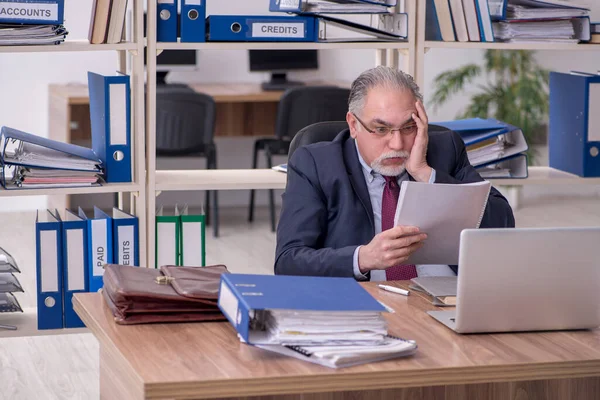 Vecchio dipendente maschio infelice con il lavoro eccessivo — Foto Stock