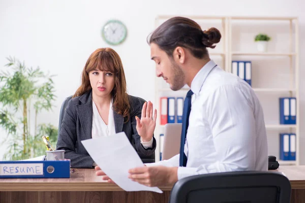 Ontmoeting tussen zakenman en zakenvrouw — Stockfoto