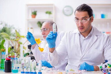 Laboratuvarda çalışan iki kimyager.