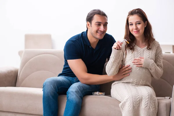 Man en zwangere vrouw in antismoking concept — Stockfoto