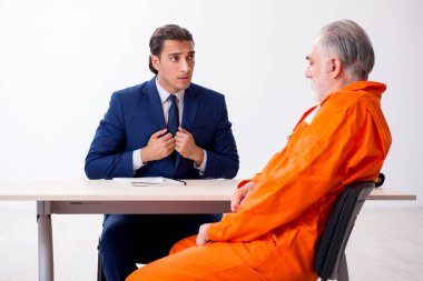 Duruşma öncesi gözaltı avukatıyla eski tutsak toplantısı