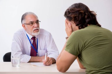 Duruşma öncesi gözaltı avukatıyla görüşen genç adam