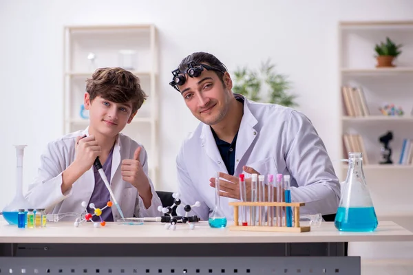 Mladý otec a syn chemici v laboratoři — Stock fotografie