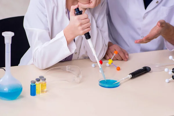 Jovens químicos pai e filho no laboratório — Fotografia de Stock