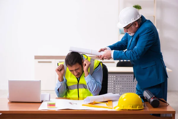 オフィスで働く2人の男性建築家 — ストック写真