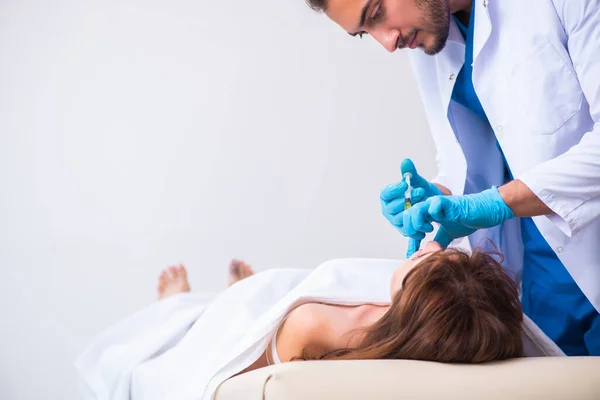 Police coroner examining dead body corpse in morgue — Stock Photo, Image