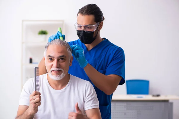 Starzec odwiedza młodego lekarza w przeszczepie włosów conce — Zdjęcie stockowe