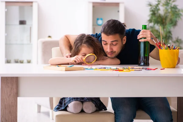 Bêbado pai e menina em casa — Fotografia de Stock