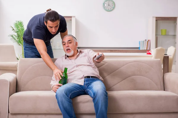 Homem com problema de bebida e a família — Fotografia de Stock