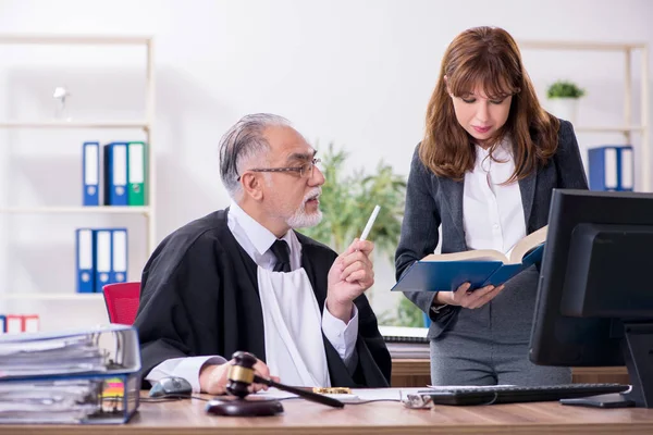 Viejo juez y su joven secretaria en la oficina — Foto de Stock