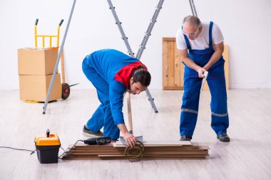 İki müteahhit ve yılan içeride.