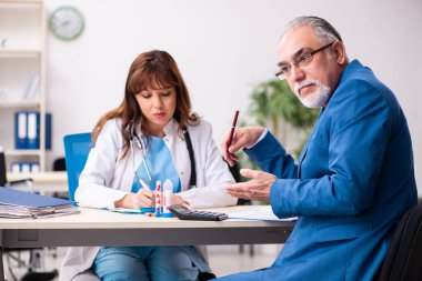 Yaşlı işadamı genç bayan doktoru ziyaret ediyor