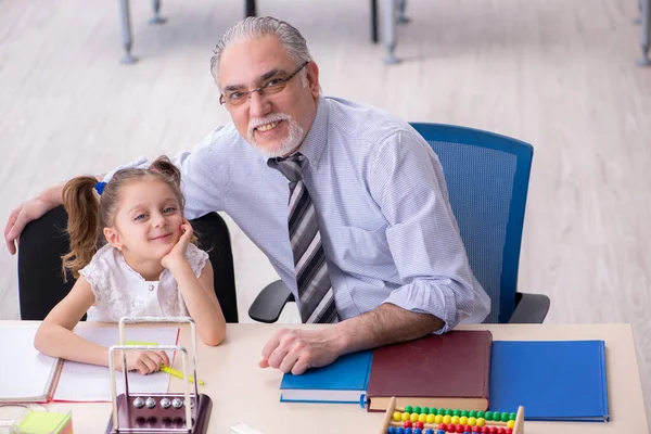 Viejo profesor y colegiala en la escuela —  Fotos de Stock