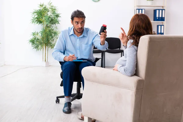 Schwangere Frau besucht jungen männlichen Psychologen — Stockfoto