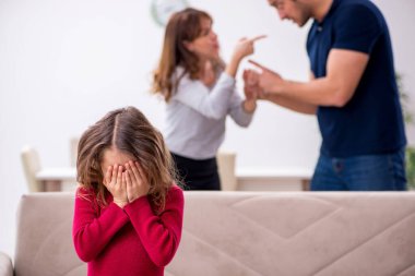 Genç bir çift ve aile içi çatışma konsepti.
