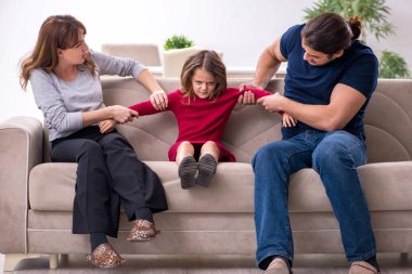 Genç bir çift ve aile içi çatışma konsepti.