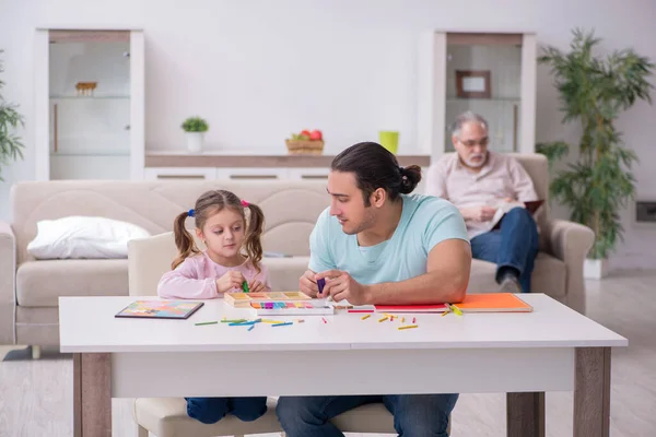 Três gerações de família no conceito de desenvolvimento inicial — Fotografia de Stock