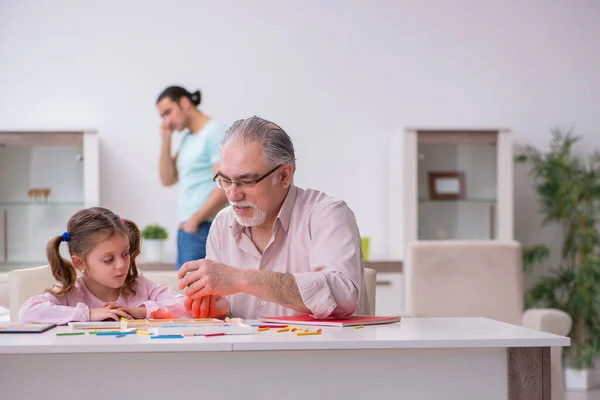 Tre generazioni di famiglia nel concetto di sviluppo precoce — Foto Stock