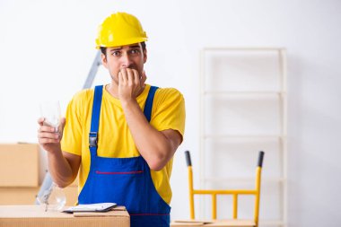 Genç erkek, profesyonel nakliyeci evde yer değiştiriyor.