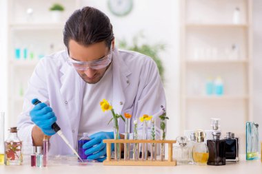 Parfüm sentezi konseptinde genç bir kimyager.