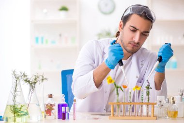 Parfüm sentezi konseptinde genç bir kimyager.