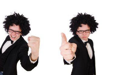 Genç adam afro peruk takıyor