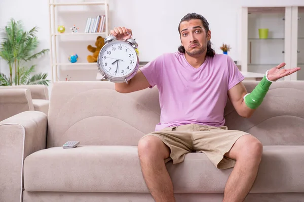 Injured young man at home — Stock Photo, Image