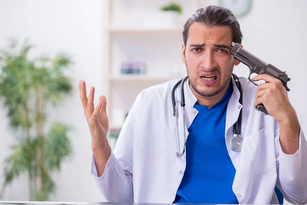 Jeune médecin masculin étant fatigué après le quart de nuit — Photo