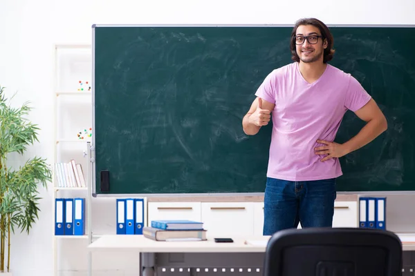 Jonge mannelijke student in de klas — Stockfoto