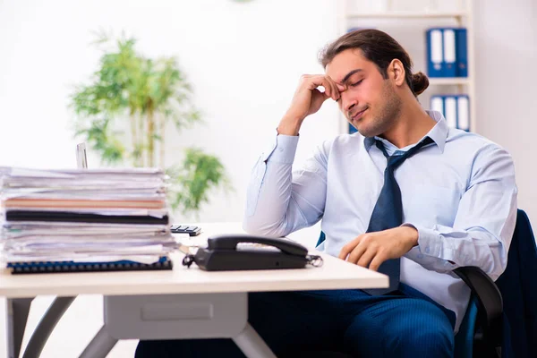 Fiatal férfi alkalmazott elégedetlen a túlzott munka — Stock Fotó