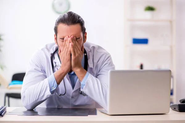 Jung hübsch männlich doktor working im die klinik — Stockfoto