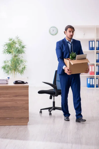 Jeune homme renvoyé de son travail — Photo