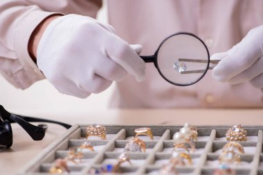 Yaşlı erkek kuyumcu atölyede.