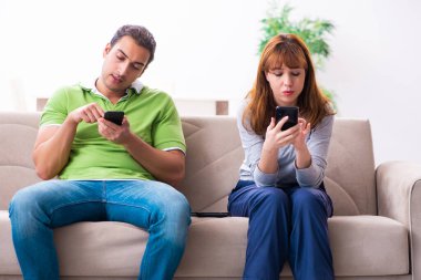 Gadget bağımlılığı konseptinde genç bir çift