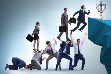 Kariyer gelişimi konsepti iş adamlarının merdivenlere tırmanması