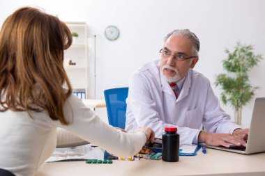 Genç bayan deneyimli doktoru ziyaret ediyor.