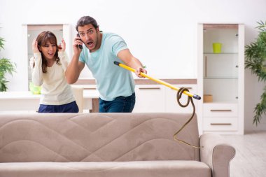 Genç çift ve yılan dairede.