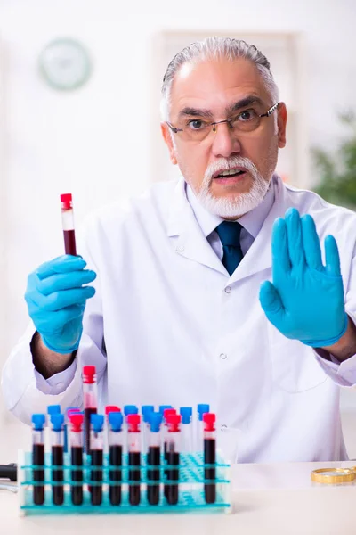 Alter Chemiker arbeitet im Labor — Stockfoto