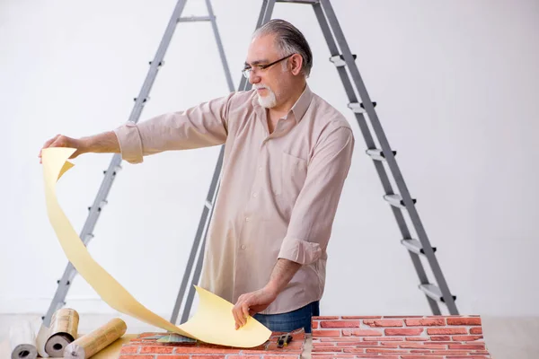 Old husband contractor in home renovation concept — Stockfoto
