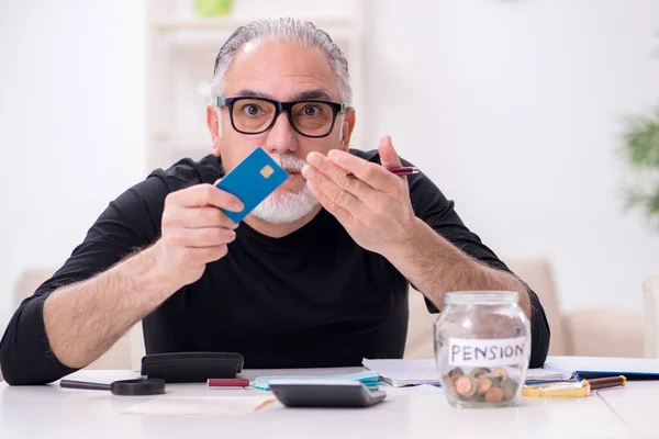 Vecchio maschio pensionato nel concetto di pianificazione di bilancio — Foto Stock